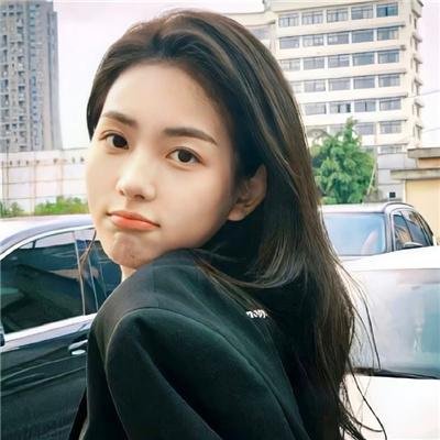 给小酒馆女子喝高杯酒